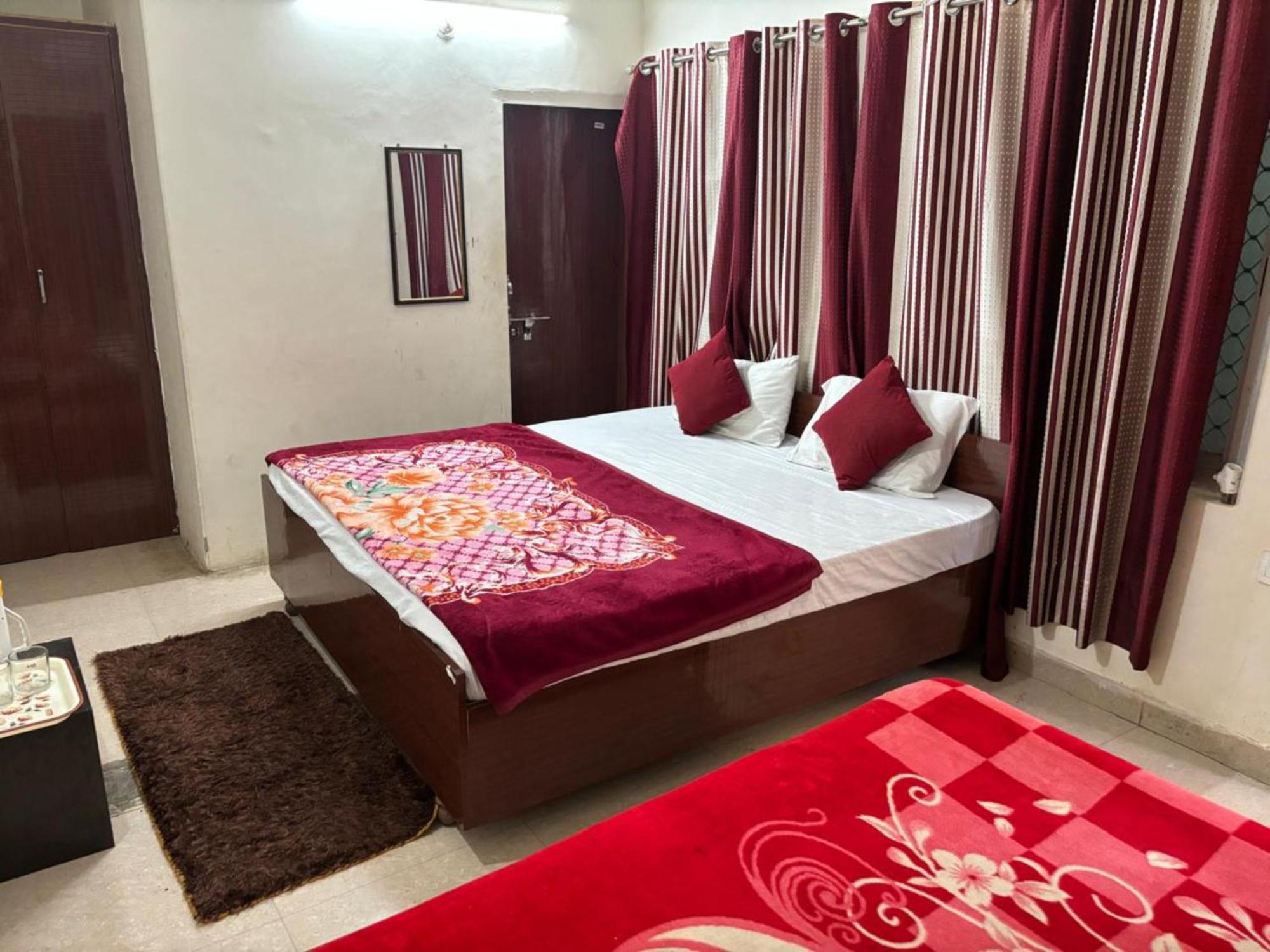 Goroomgo Varanasi Paradise Varanasi - Parking & Restaurant Available - Perfect Location And Comfortable Room Exteriér fotografie