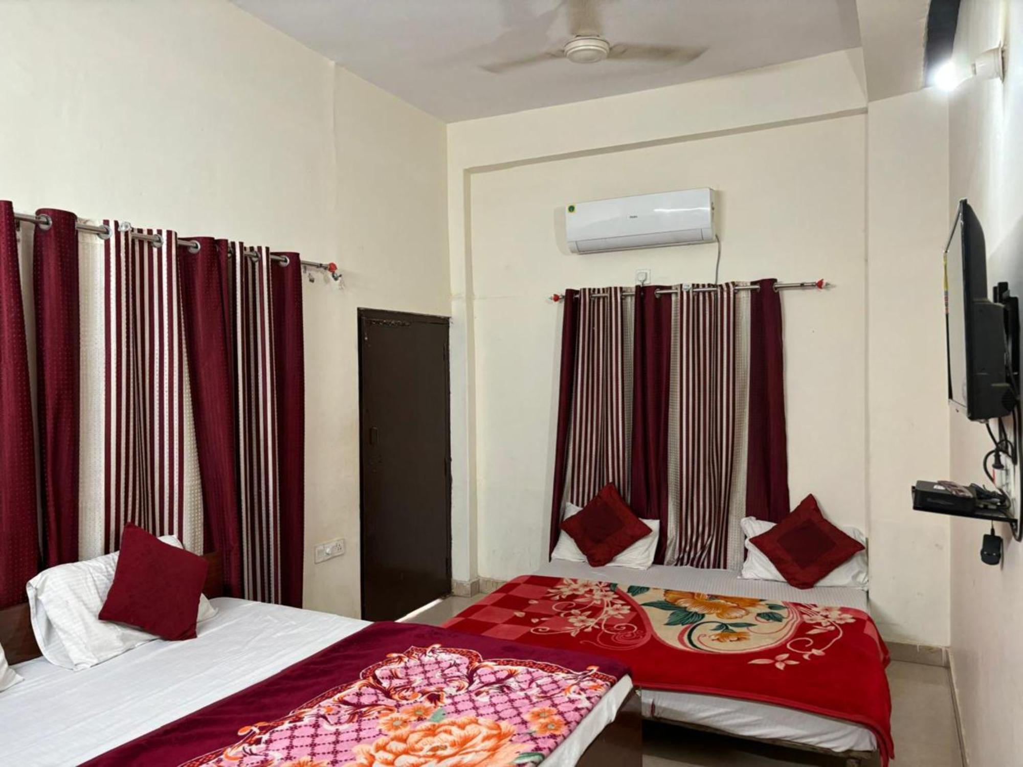 Goroomgo Varanasi Paradise Varanasi - Parking & Restaurant Available - Perfect Location And Comfortable Room Exteriér fotografie
